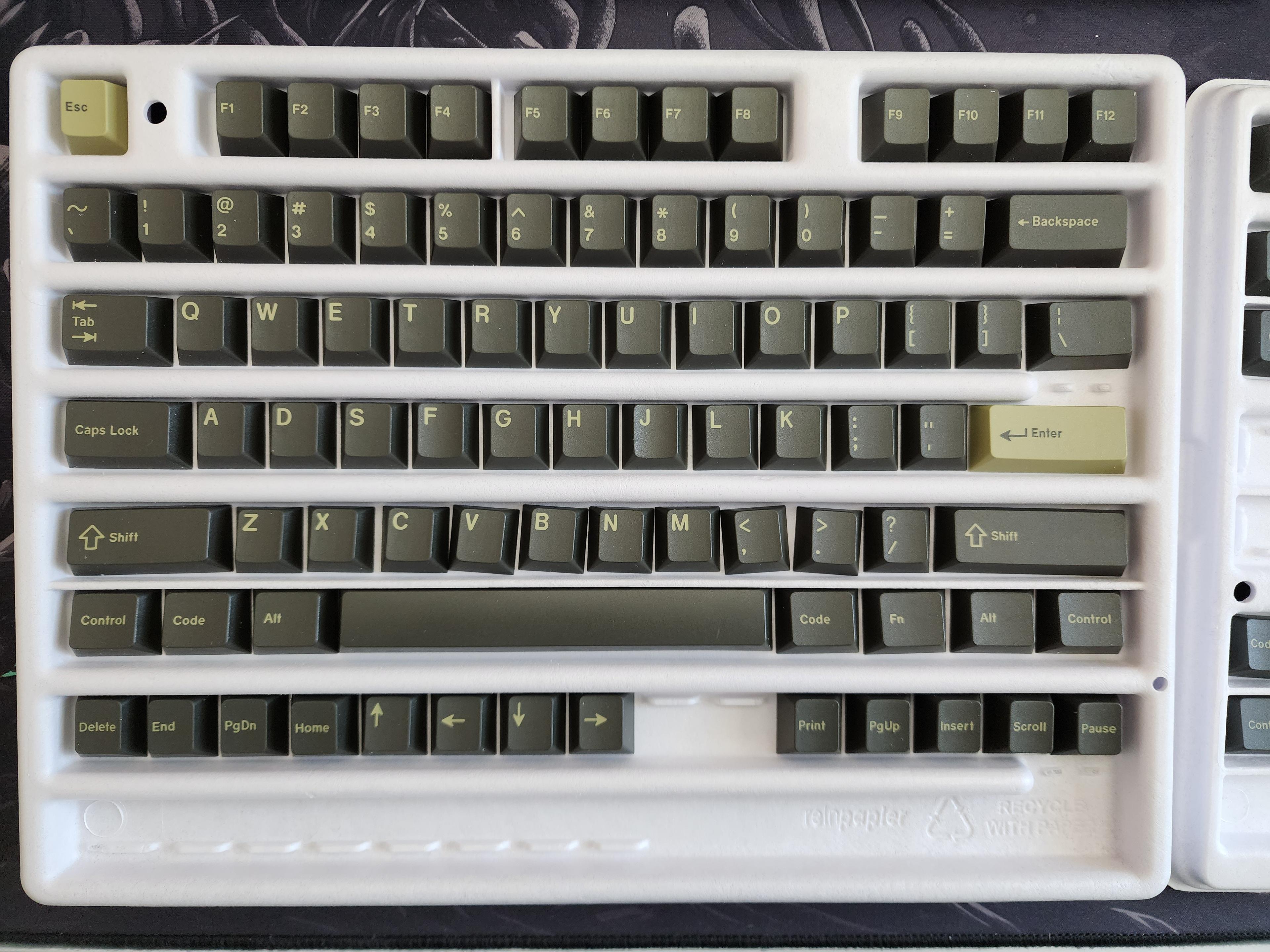 GMK Olive R2 Noir base - Hotswaps
